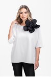 Tricou din bumbac alb cu floare neagra