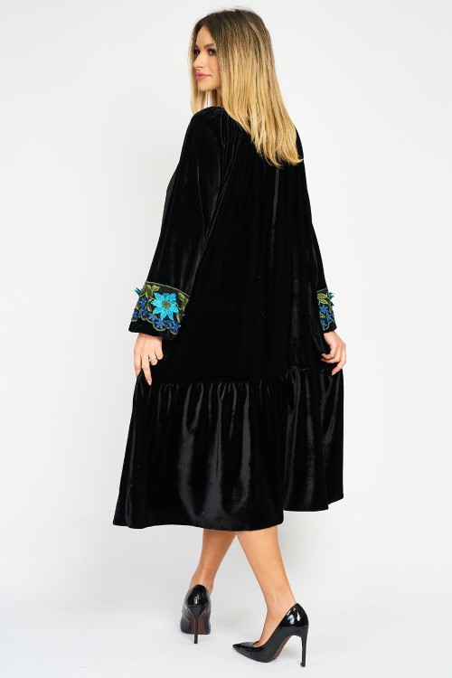 Rochie din catifea neagră cu broderie albastră