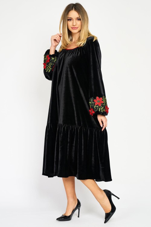 Rochie din catifea neagră cu broderie roșie