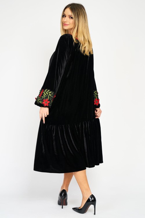 Rochie din catifea neagră cu broderie roșie
