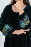 Rochie din catifea verde cu broderie albastra