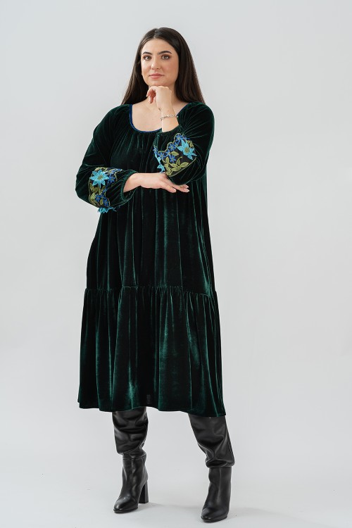 Rochie din catifea verde cu broderie albastra