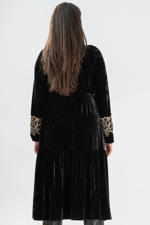 Rochie din catifea neagra cu broderie aurie 