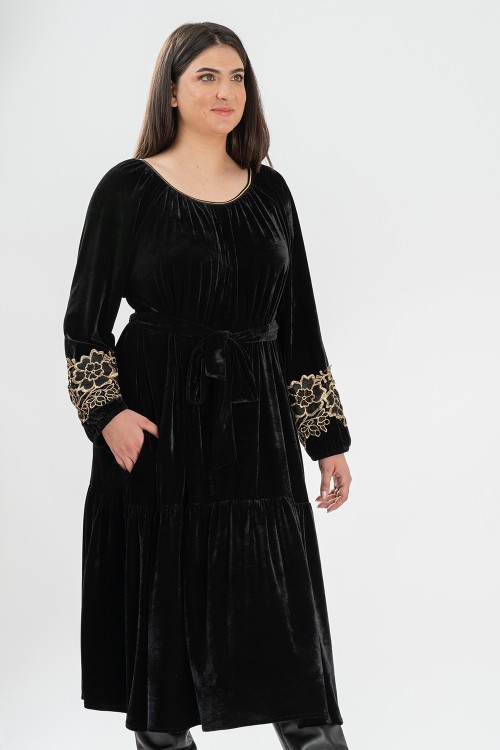 Rochie din catifea neagra cu broderie aurie 