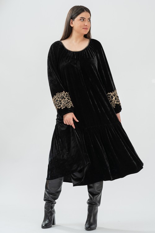 Rochie din catifea neagra cu broderie aurie 